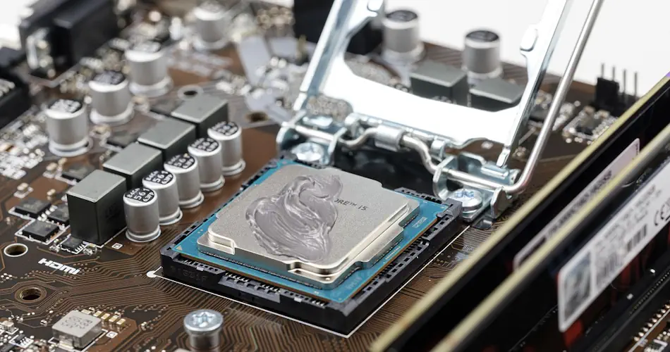 Wechseln Sie regelmäßig die Wärmeleitpaste Screenshot: CPU mit Wärmeleitpaste