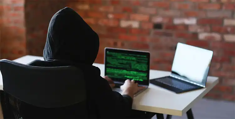 Computer, Hacker, Code. Ein infizierter Laptop-Computer