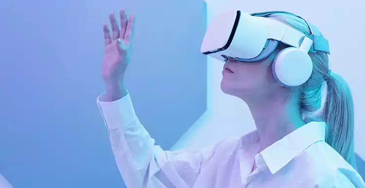Frau trägt Virtual-Reality-Simulator